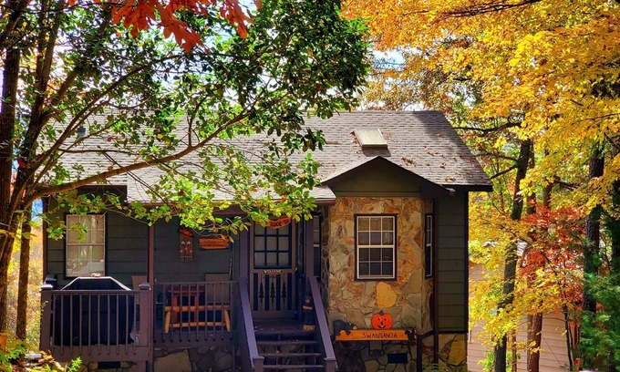 Blue Ridge Cabin | Peak color dates available Oct 21-23, 28-30, Nov 5-7