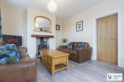 Denstone House | Pear Tree Cottage Pool Table 15mins drive to Alton Towers