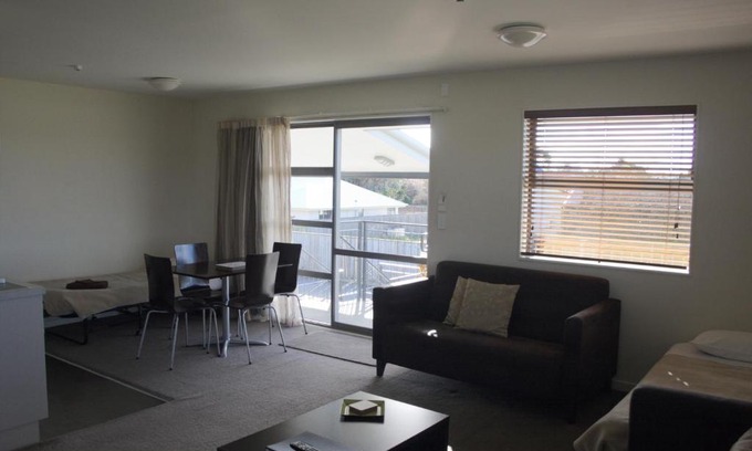 Woodend Hotel | Pegasus Gateway Motels & Apartments