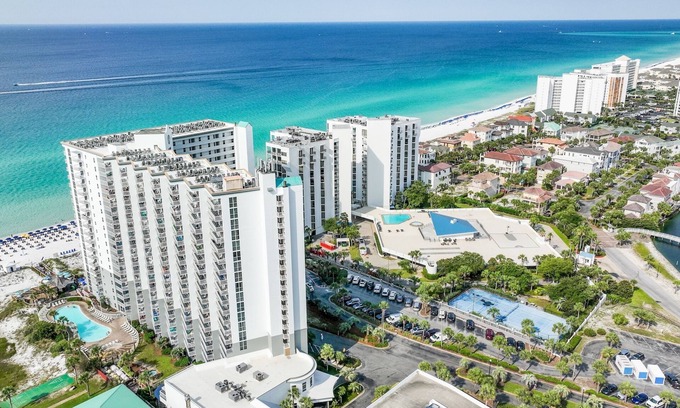 Destin Condo | Pelican Beach Resort by Panhandle Getaways