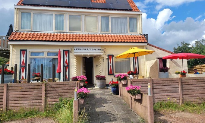 Bergen aan Zee House | Pension Canberra