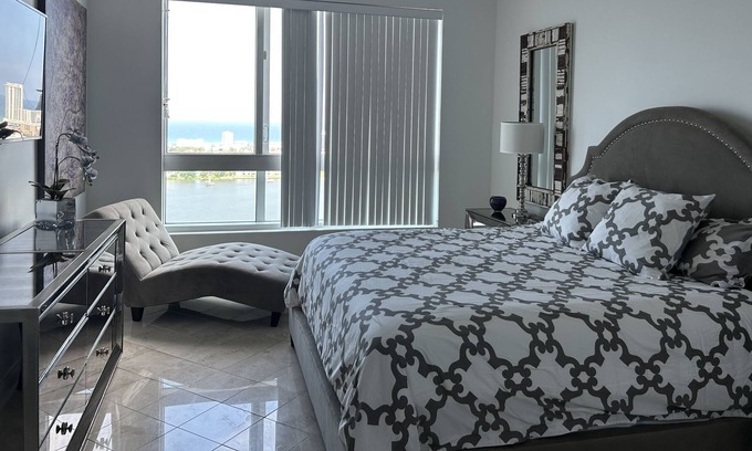 Kingston Condo | Penthouse with Ocean, beach and river views ! Minutes to world famous beach
