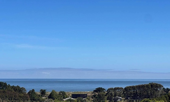 Hokitika Apartment | Perched on a peaceful ridge above the Tasman Sea, Sola Ridge offers a modern yet cozy retreat with breathtaking views.