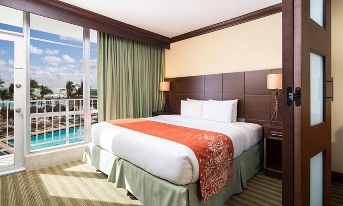 Sunny Isles Beach Hotel | Perfect for Family! Spacious Unit, Beach, Pool, Pets Allowed! Near Ocean Drive!
