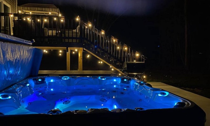 South Haven House | Perfect for Family Vacation Sleeps 22 Hot Tub Private Fire Pit 7BR Game Room