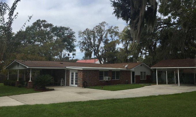 Port Royal House | Perfect for PI graduations and Lowcountry getaways, close to PI and Sands Beach.