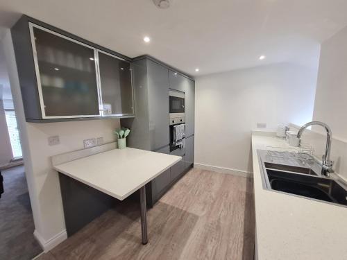 Merthyr Tydfil Apartment | Perfect Location 3 Bed Serviced apartment with Bike Storage for BPW. Close to Brecon Beacons