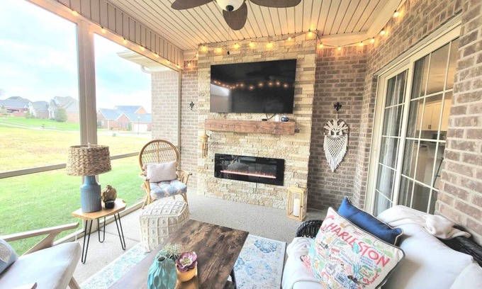 Simpsonville House | Perfect ranch style home for the Bourbon Trail w/screened-in porch