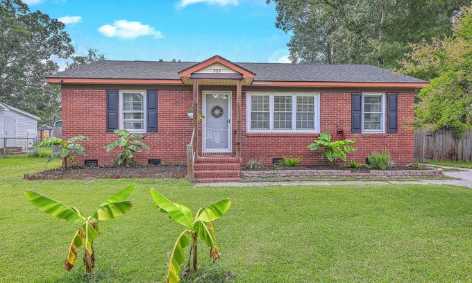 Goose Creek House | Pet-Friendly 3BR Home with Deck in the Heart of Goose Creek, SC