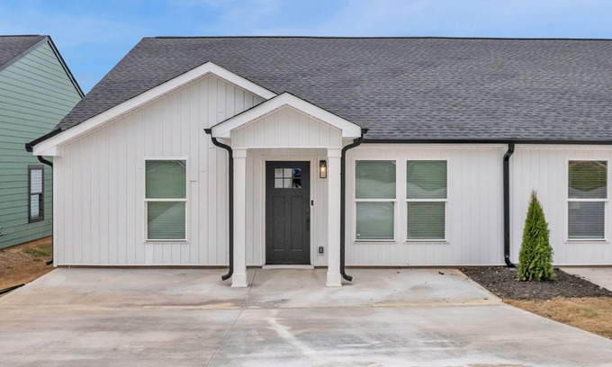 Simpsonville House | Pet-Friendly 3BR Near Simpsonville, Modern Comfort