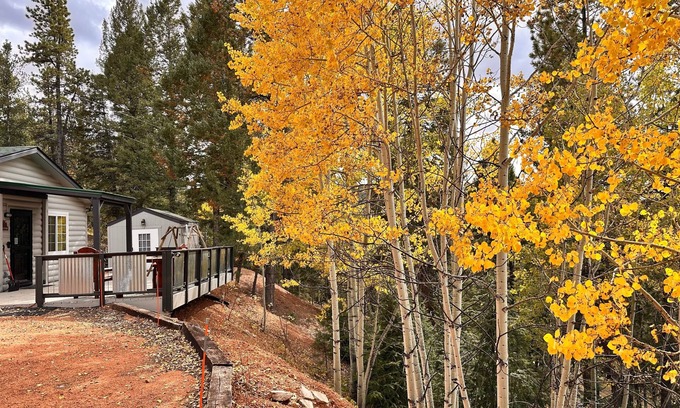 Rainbow Valley Cabin | Pet-Friendly Cabin & Hot Tub by Pikes Peak