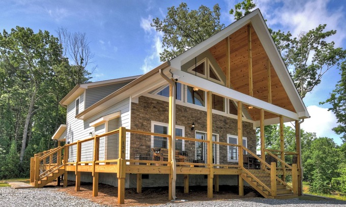 Ellijay Cabin | Pet-friendly cabin in Ellijay with a private hot tub, cozy firepit, and WiFi.