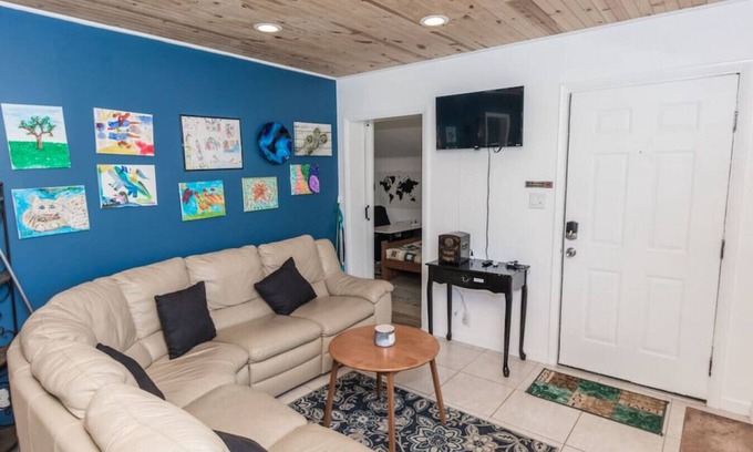 Panama City Apartment | Pet Friendly Cheerful home on Emerald Coast