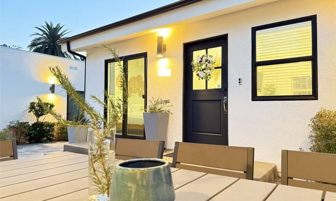 Mid Central House | Pet Friendly Designer House in Pasadena with Outdoor Kitchen & King Bed & AC