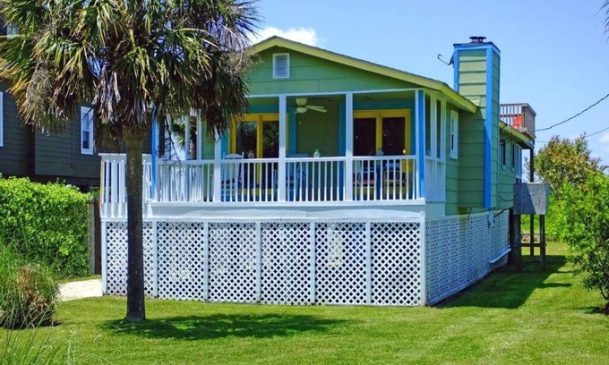 Folly Beach House | Pet Friendly, Dock, & Rooftop deck - Repeat Guest Favorite!