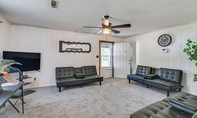 Eutaw House | Pet-Friendly Eutaw Home Near Historic Square