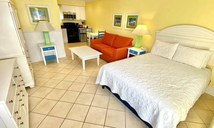 Atlantic Beach Hotel | Pet-friendly, Full Kitchen, 3 Blocks to Beach! Unit 401