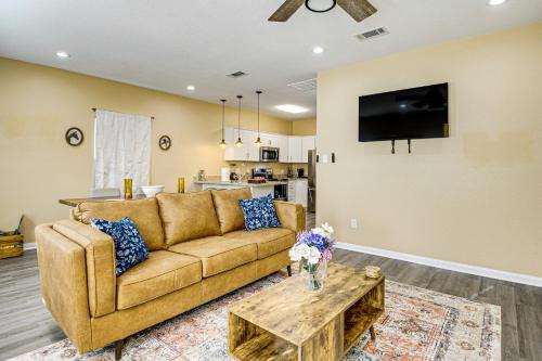 Montgomery House | Pet-Friendly Home 2 Miles to Lake Conroe!