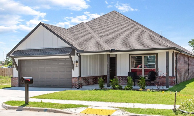 Broken Arrow House | Pet friendly home featuring a sample of local flavors near The Rose District!