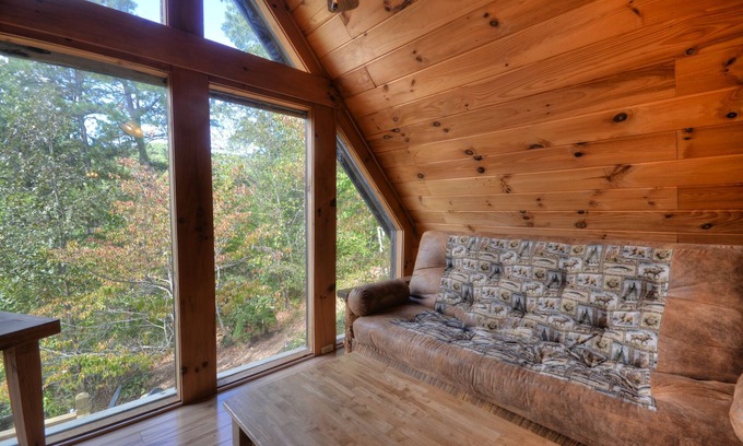 Almond Ski Chalet | Pet Friendly. Hot Tub. Fireplace. Grill. Outdoor Firepit. WIFI. Community Lake.