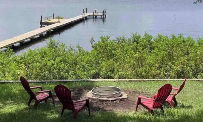 Florahome Cottage | Pet Friendly "Reel Chill" Lakehouse
