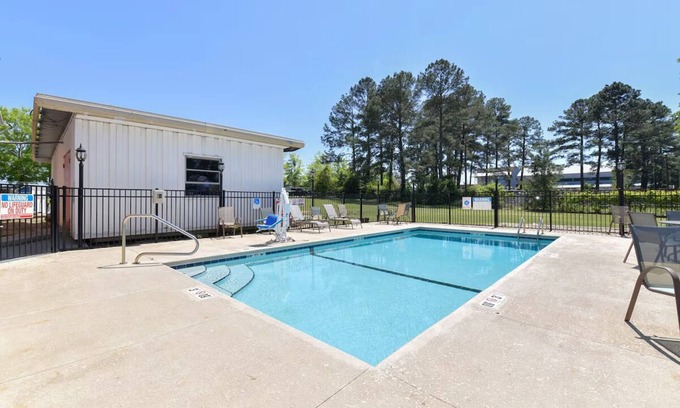 Valdosta Hotel | Pet Friendly Room With Parking Near BBQ And Family Fun