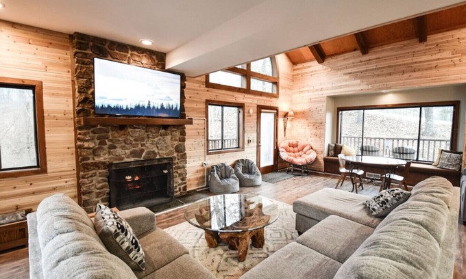 Mount Jackson Ski Chalet | Pets? YES! 🐕 Resort Passes ★ Hot Tub ★ Sauna ★ Fast Wi-Fi ★ King Beds ★ Views