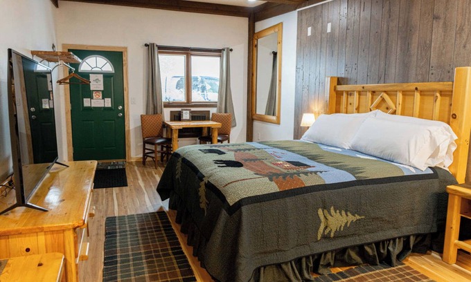 Phelps Hotel | Phelps Lakeview Lodge King Room #2 - Pet Friendly