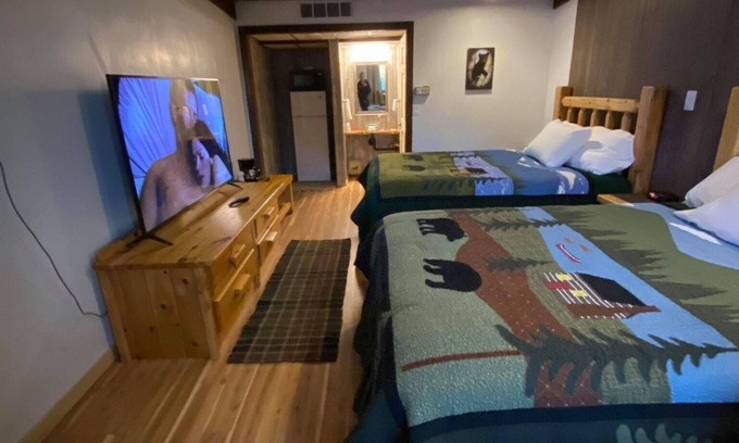Phelps Hotel | Phelps Lakeview Lodge Room #1 - Pet Friendly