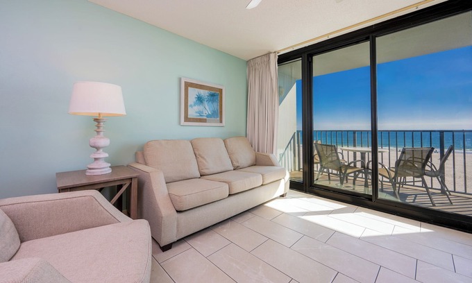 Gulf Shores Condo | Phoenix Hotels! BEACH FRONT! ~ FREE Wifi - Full Kitchen!