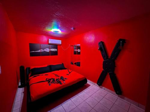 Maryvale Apartment | Phoenix Red Room for Couples