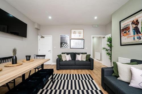 Georgian Quarter Apartment | Picasso's Place Sleeping 9 Guests