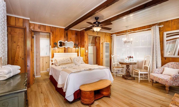 Twin Peaks Hotel | Pine Rose Cottage - Studio | One Bed | ¾ Bathroom | Sleeps Two Our smallest and coziest studio cabin