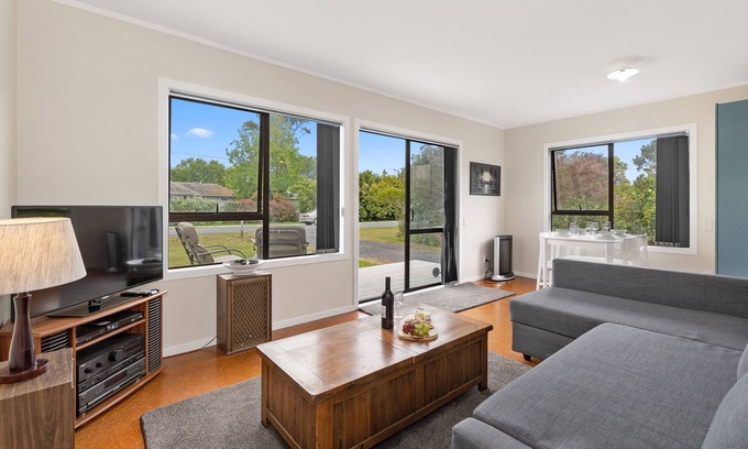 Mangawhai Cottage | Pipi Cabin - Mangawhai Village Bach