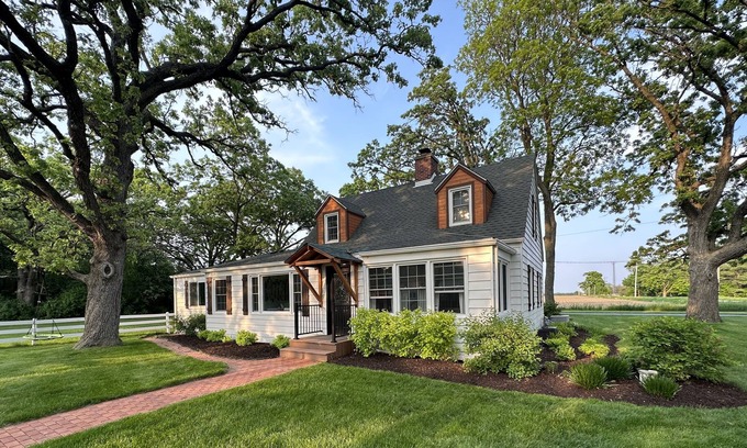Lake Geneva Cottage | Plan your Fall Getaway, Cozy Farmhouse/short drive to Lake Geneva