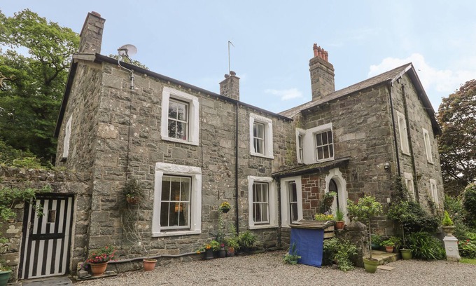 Garndolbenmaen Cottage | PLAS HENDRE GUEST WING, pet friendly, with a garden in Cwm Pennant