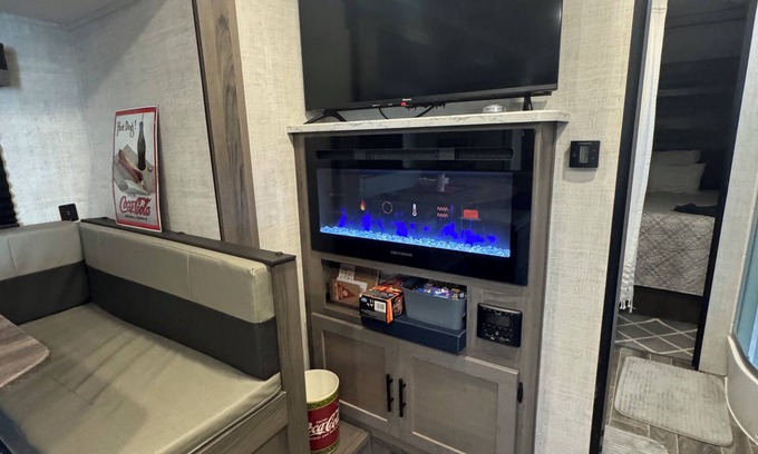 Fruitland Park RV Rental | Pleasant camping on a private lakefront property on lake Griffin in Leesburg, FL