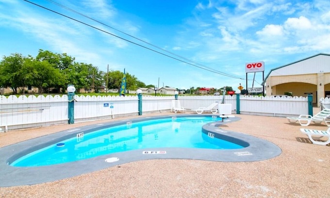 Oakville Hotel | Pleasant Room Close to Sowells BBQ – Pets Welcome, Parking & Pool Included