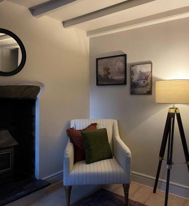Cwrt House | Poets Cottage Eglwys Fach