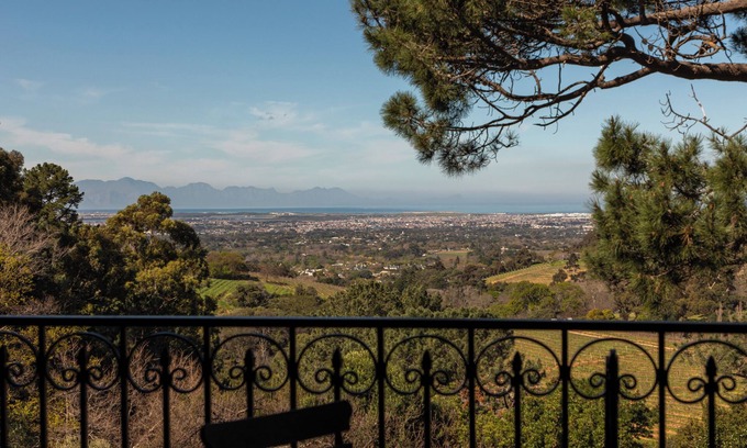 Constantia House | Pointers Villa with views of the vineyards, ocean and breathtaking sunrises.