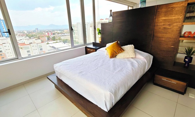 Granada Apartment | Polanco City View Apartment with Private Park Access, High-Speed Wi-Fi and Shopping Center