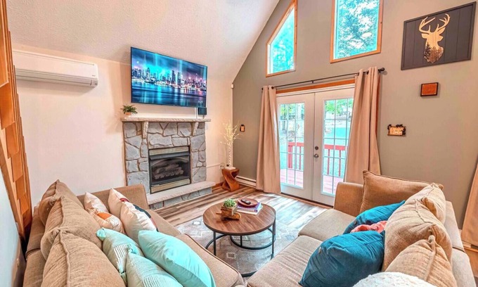 Albrightsville Ski Chalet | Pool/Grill/Lake Access/Near all Activities