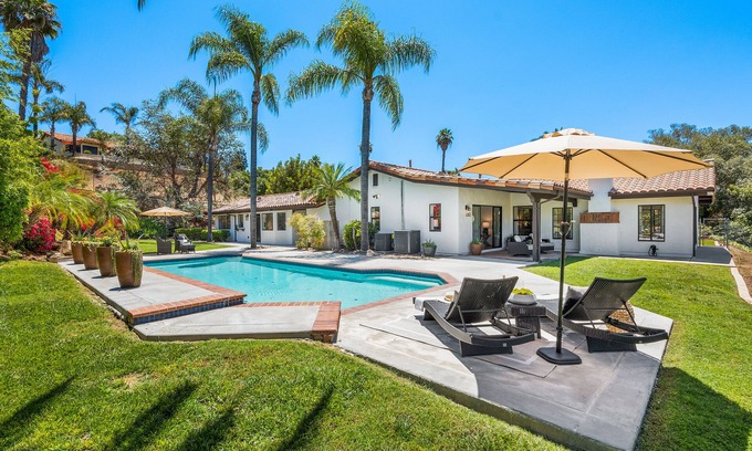 Vista Villa | Pool, pickleball, basketball, arcade game & ping pong- The Vista Hilltop Villa - New Listing