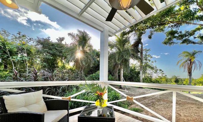 Pristine Bay Apartment | Poquito de Paraiso @Coral Views, French Harbour