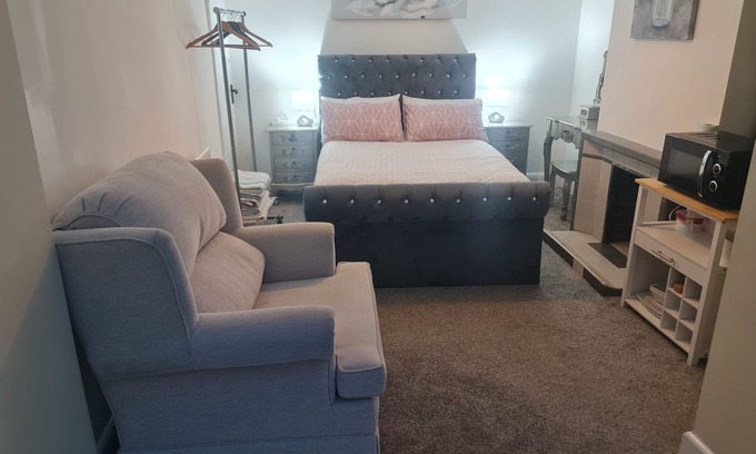 Fareham House | Porcupine Cave : Ensuite/self check in/private entrance/private parking.