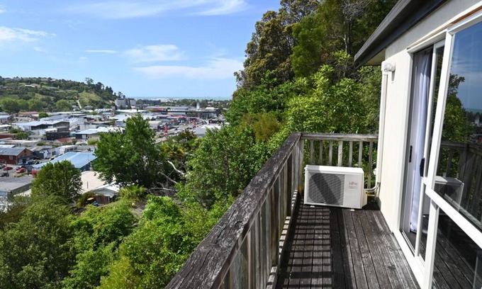 Nelson South House | Poutama - private and sunny house with views and a 10 min walk to town center.