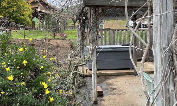 Exeter House | Powell Ranch Enjoy jacuzzi on beautiful farm