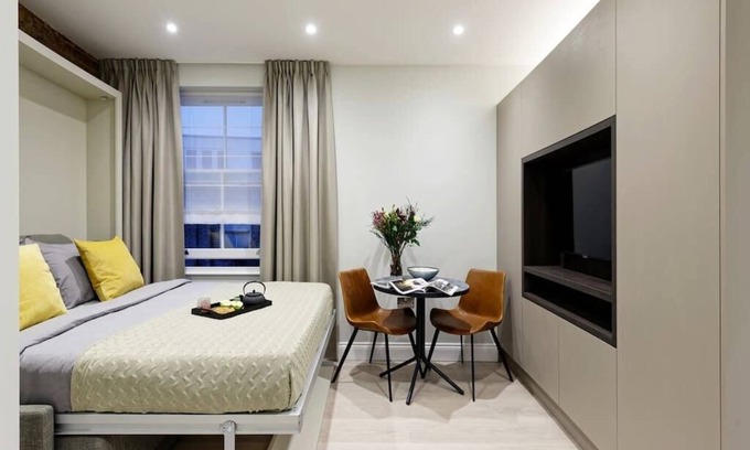 Queen's Gate Condo | Premium location studio in area Kensington.