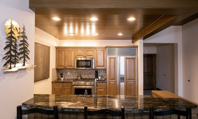 Deer Valley Condo | Premium Luxury Three Bedroom Suite with Hot Tub 3 Apartment Hotel by RedAwning