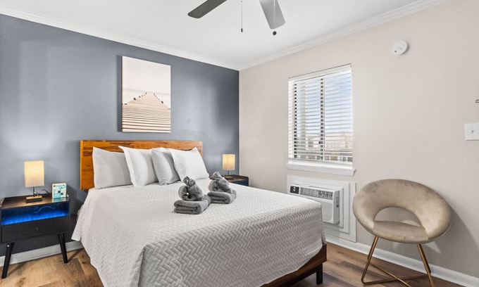 Carolina Beach Hotel | Premium Queen Room Hotel- 2 Pools, Near Beach/Boardwalk, Pets not Allowed